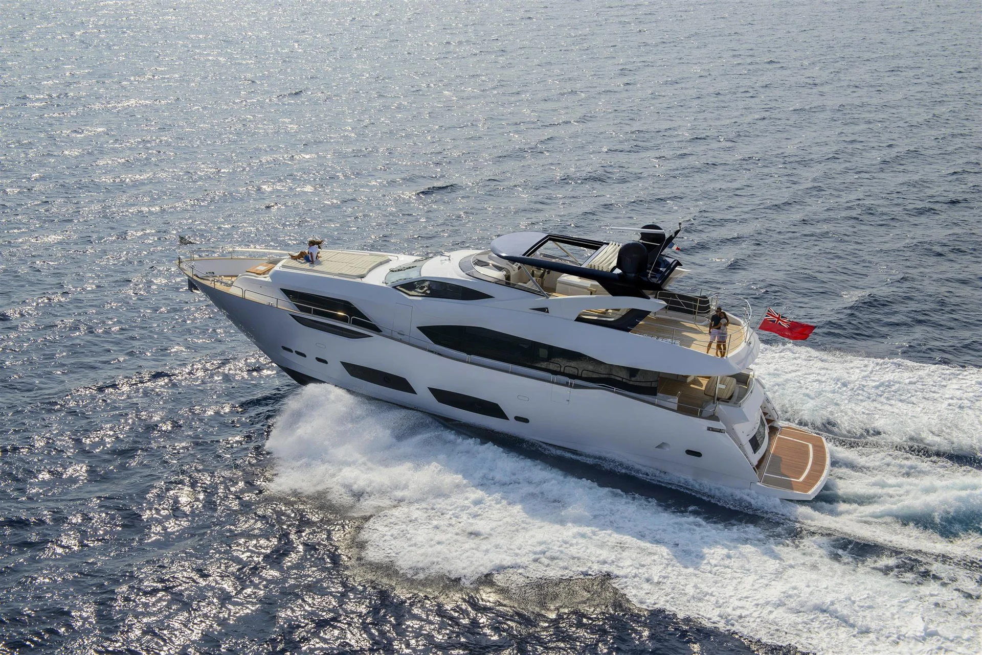 Sunseeker 95 Yacht, jacht vaart snel over zee