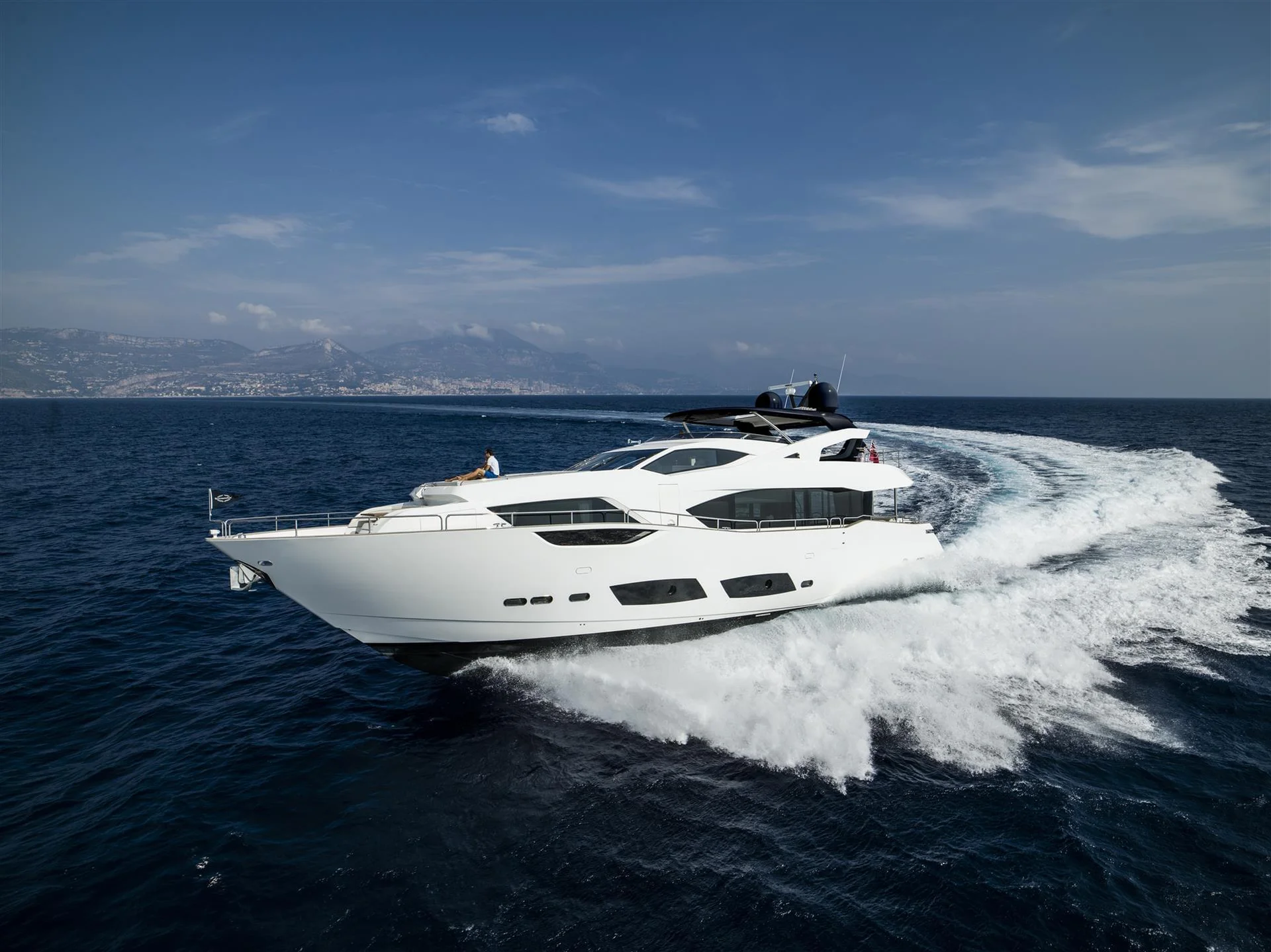 Sunseeker 95 Yacht, jacht varend met golven