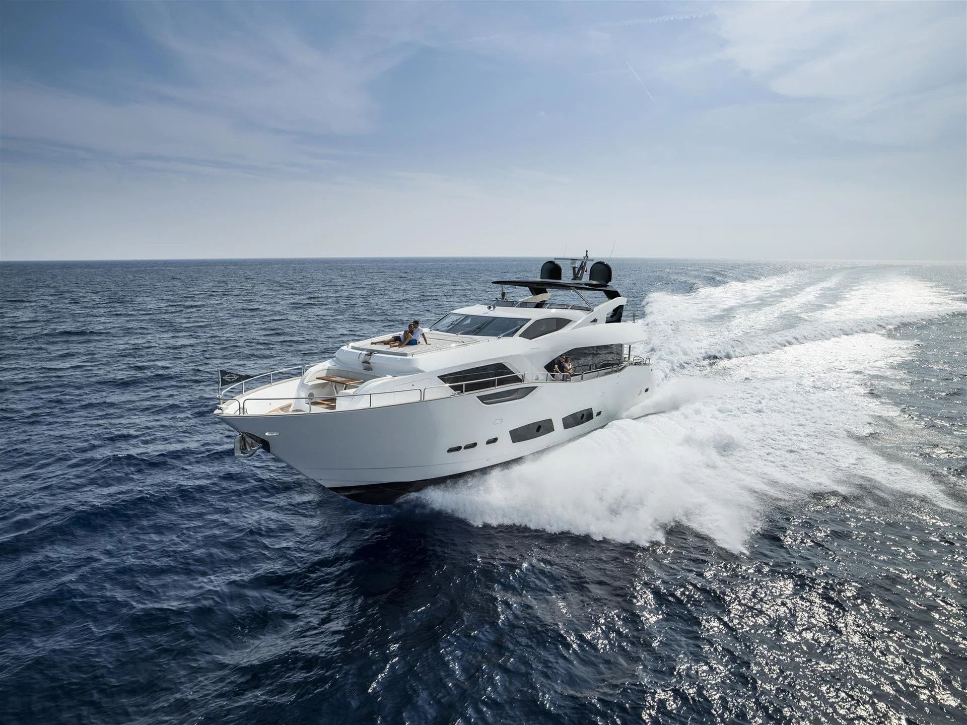 Sunseeker 95 Yacht, jacht varend op zee