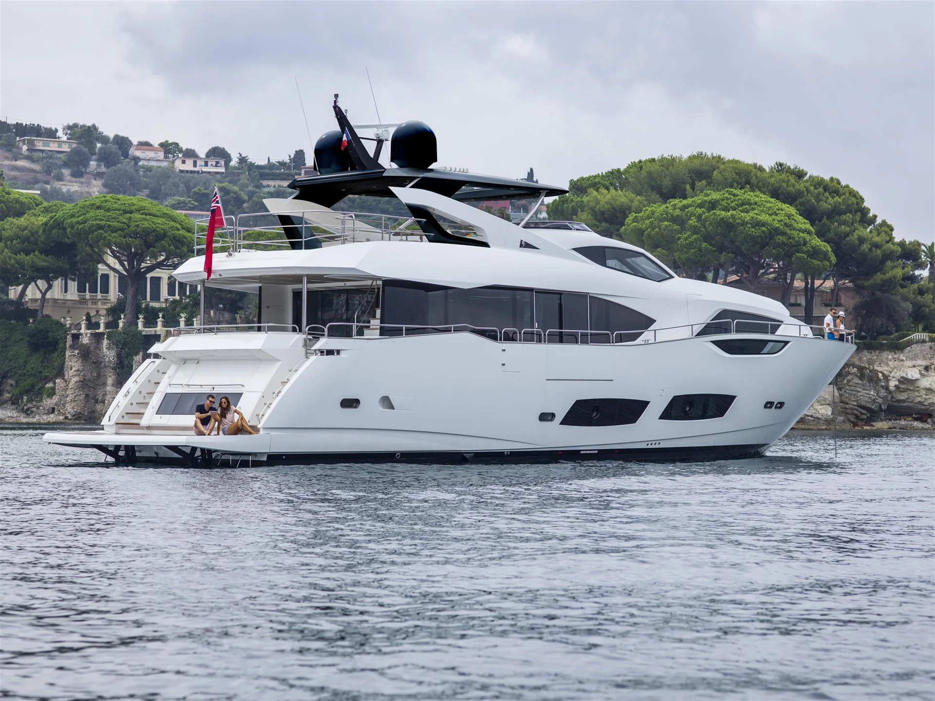 Sunseeker 95 Yacht, jacht voor anker bij kust