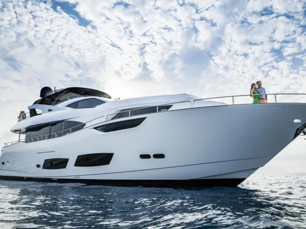 Sunseeker 95 Yacht, witte jacht op zee met stel