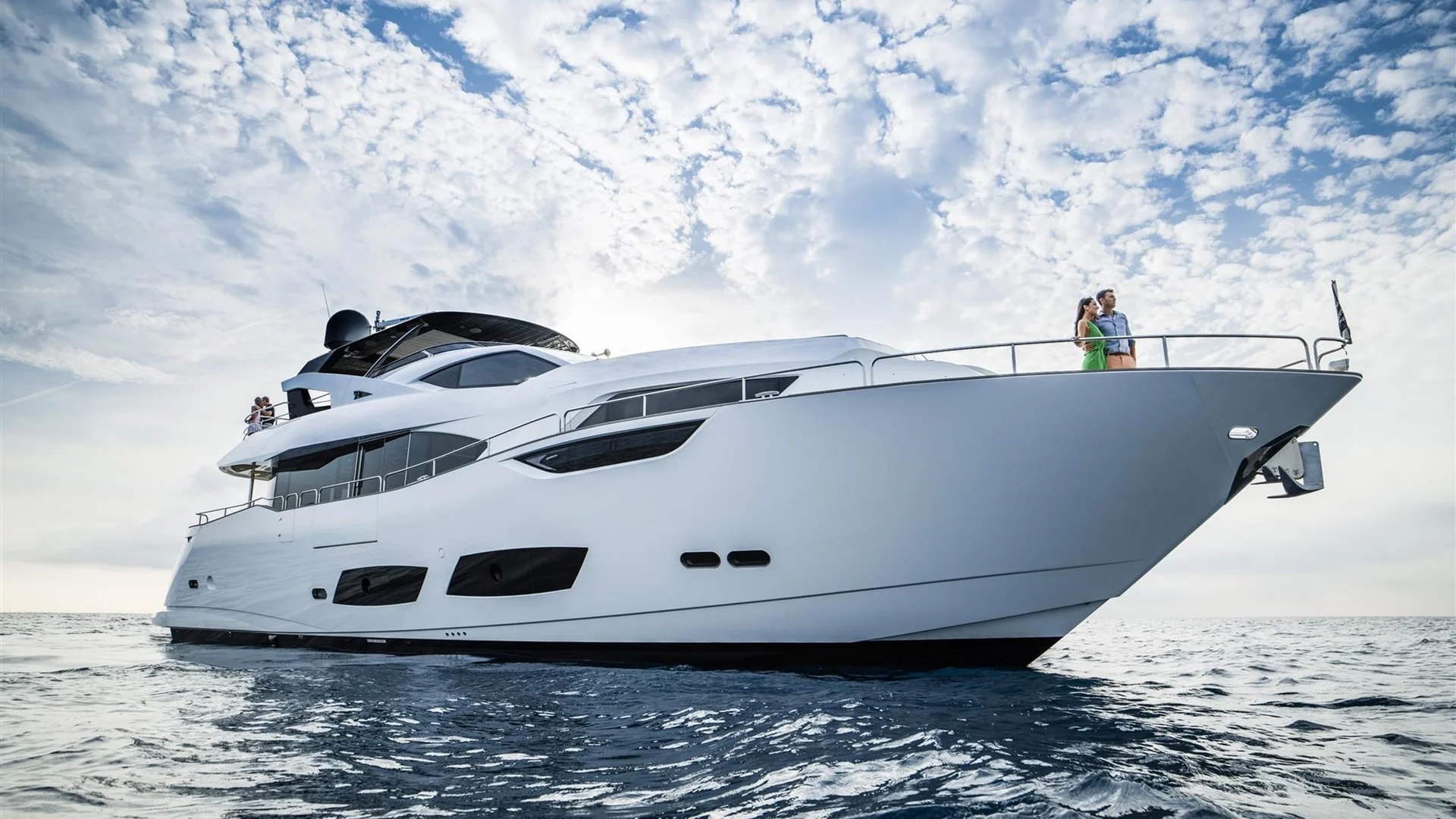 Sunseeker 95 Yacht, witte jacht op zee met stel