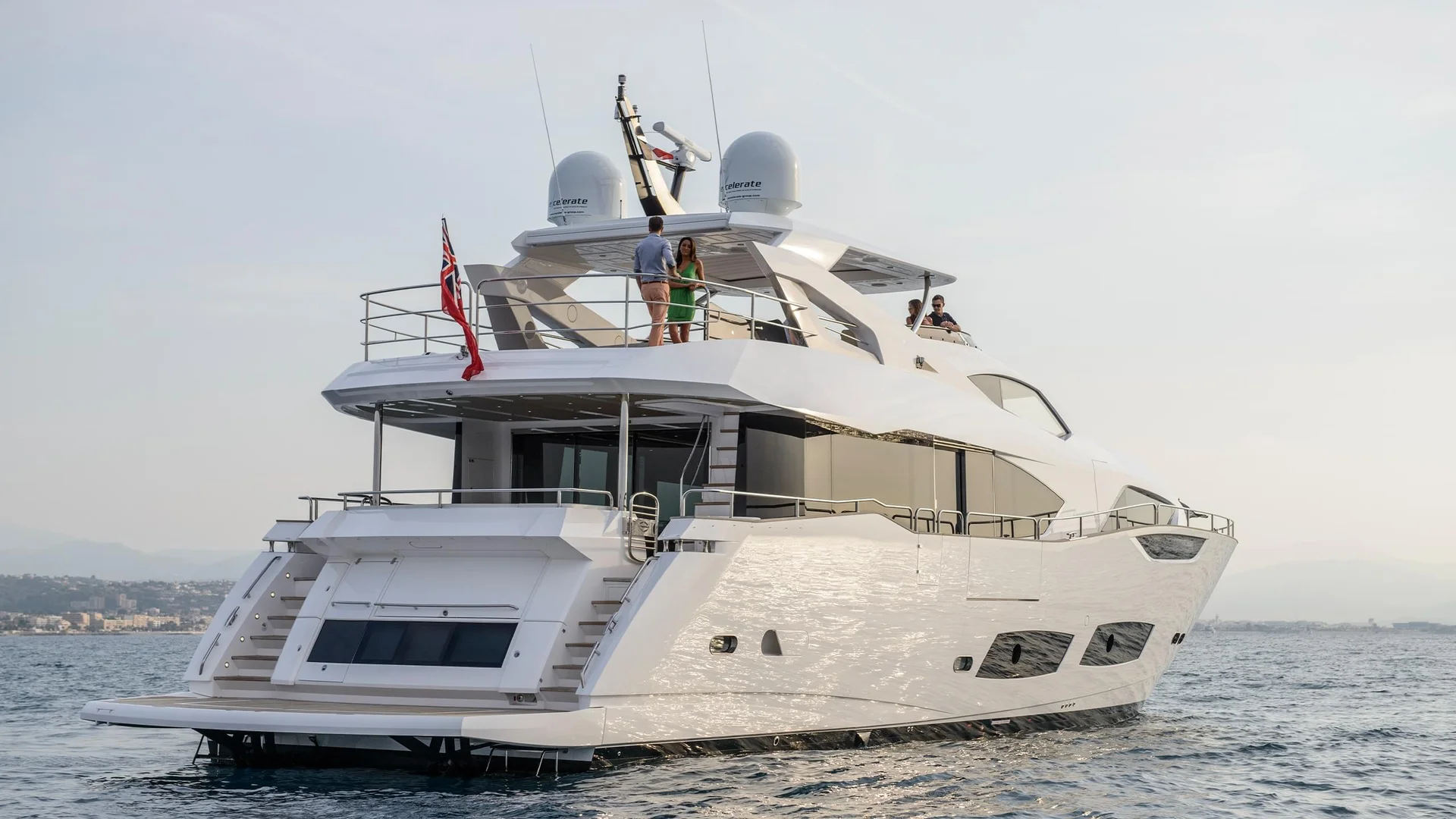 Sunseeker 95 Yacht, witte motorjacht op zee
