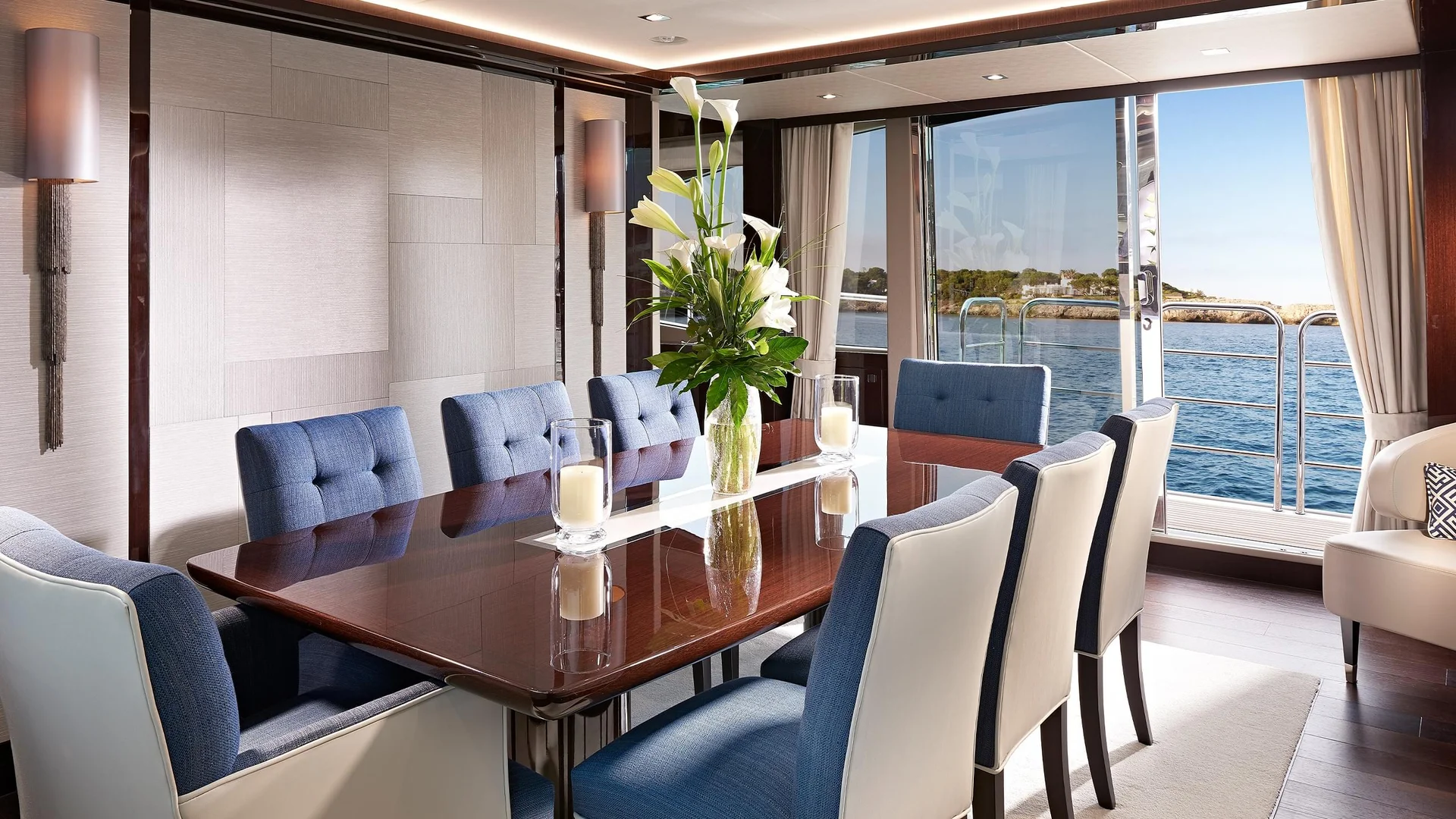 Sunseeker 95 Yacht, eetkamer met tafel en stoelen