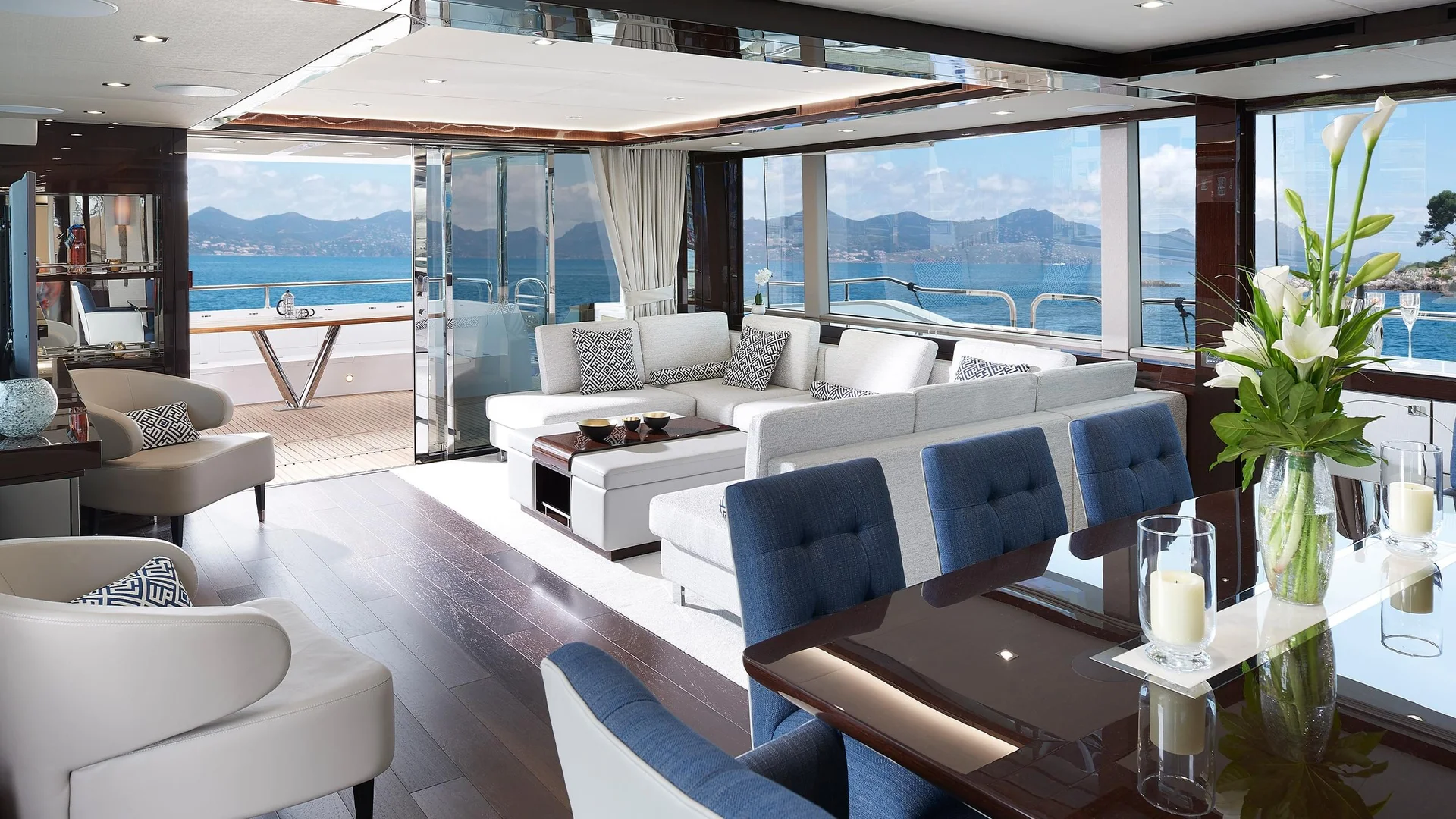 Sunseeker 95 Yacht, lounge met zeezicht en zithoek