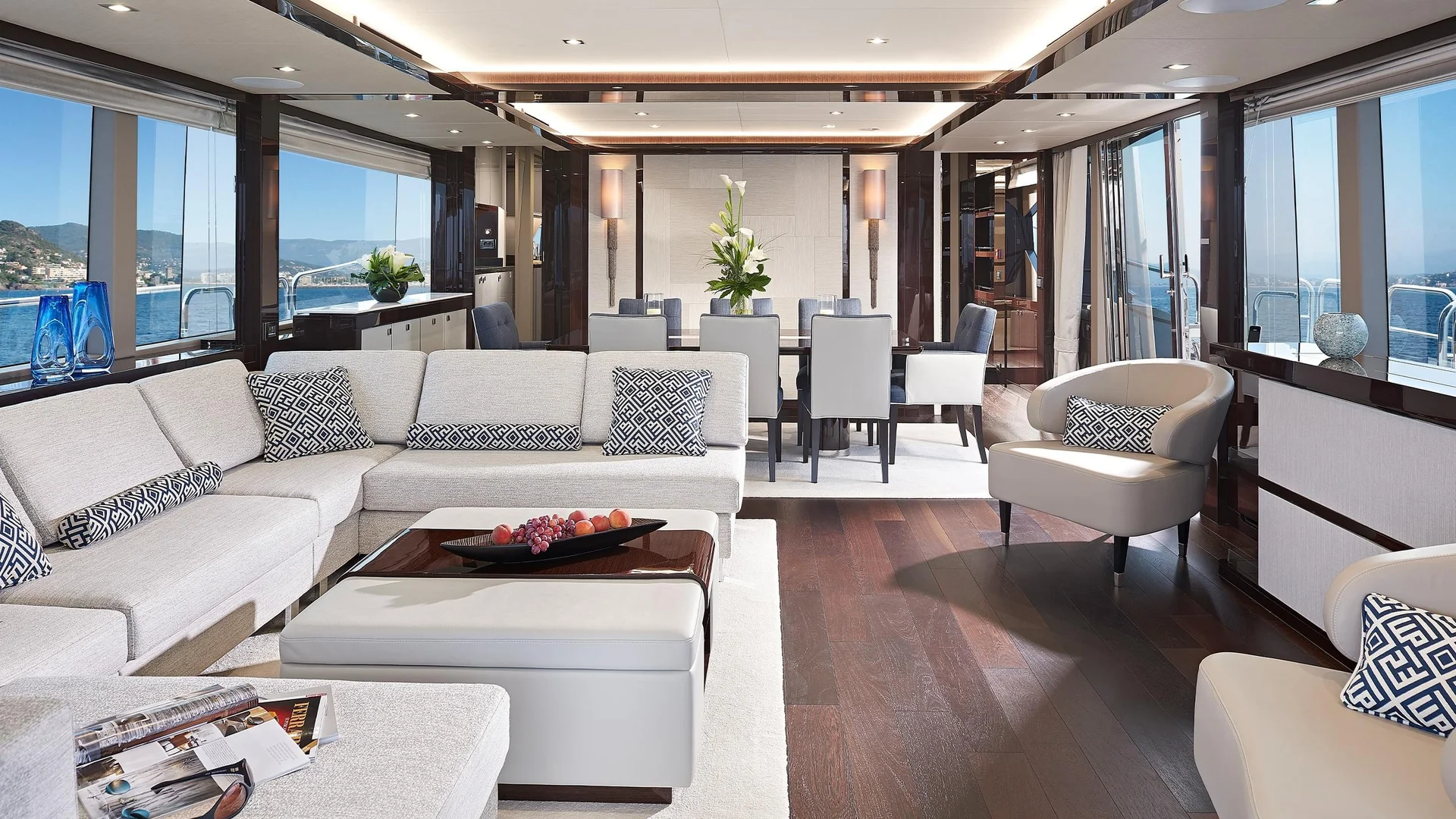 Sunseeker 95 Yacht, luxe lounge met eetkamer