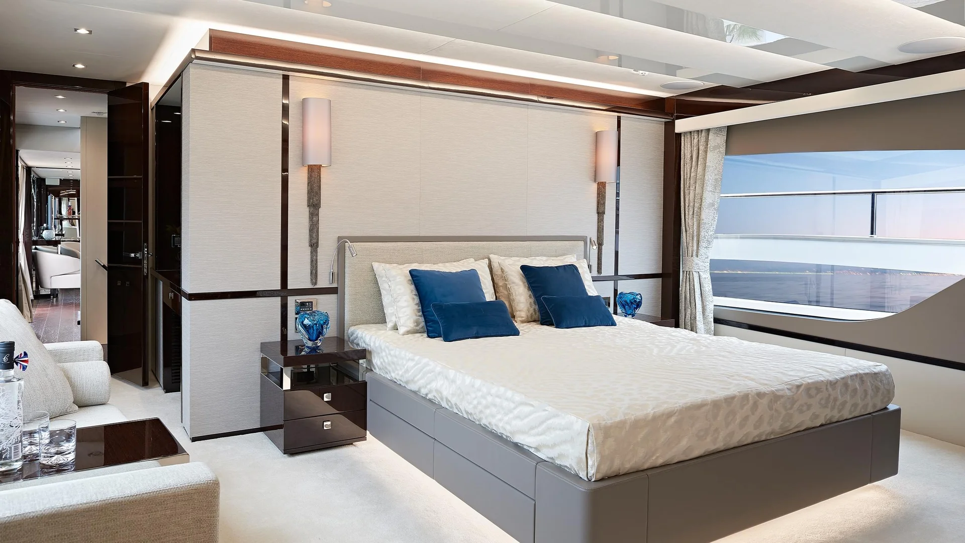 Sunseeker 95 Yacht, luxe slaapkamer met tweepersoonsbed