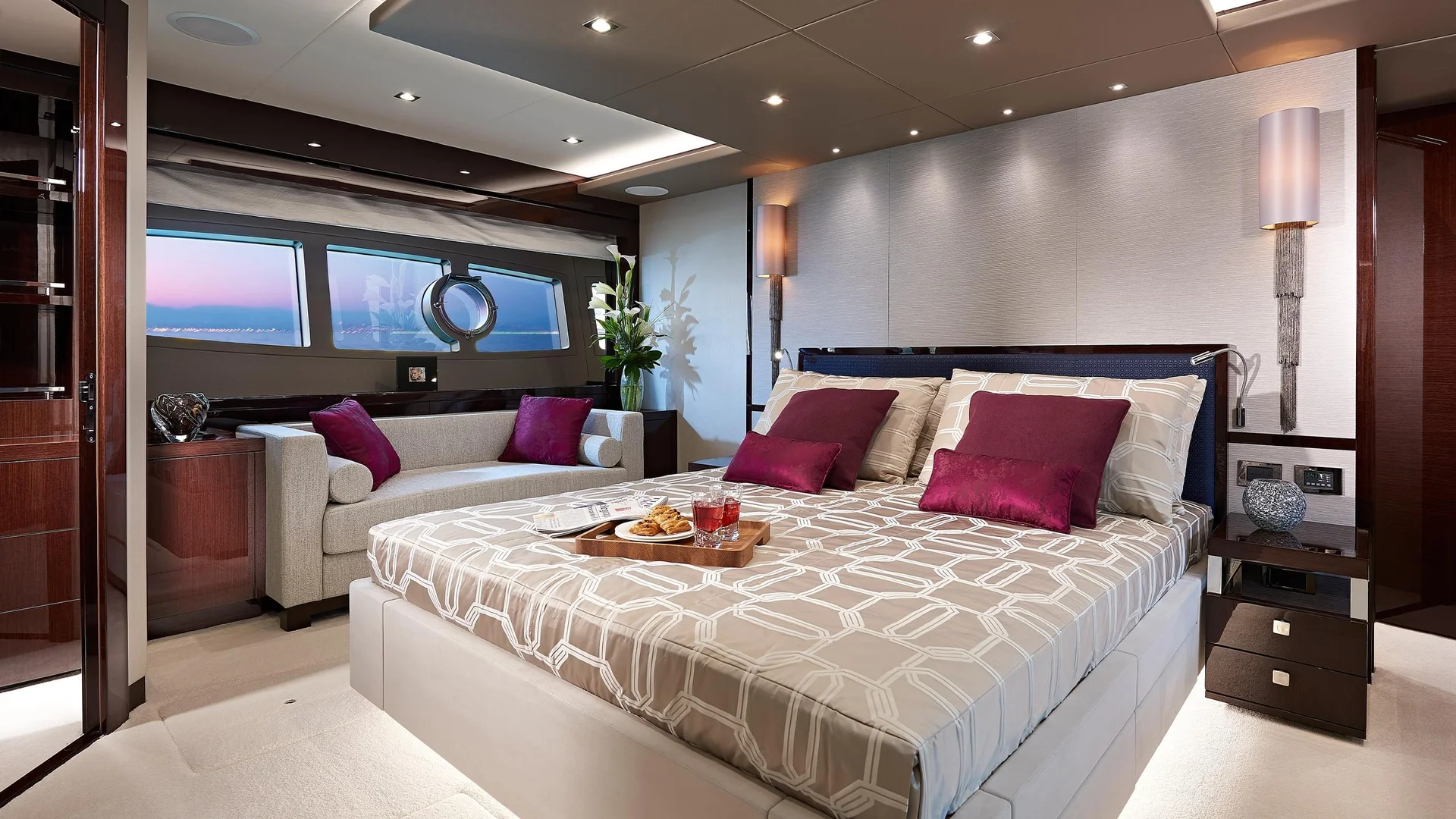 Sunseeker 95 Yacht, luxe slaapkamer met tweepersoonsbed