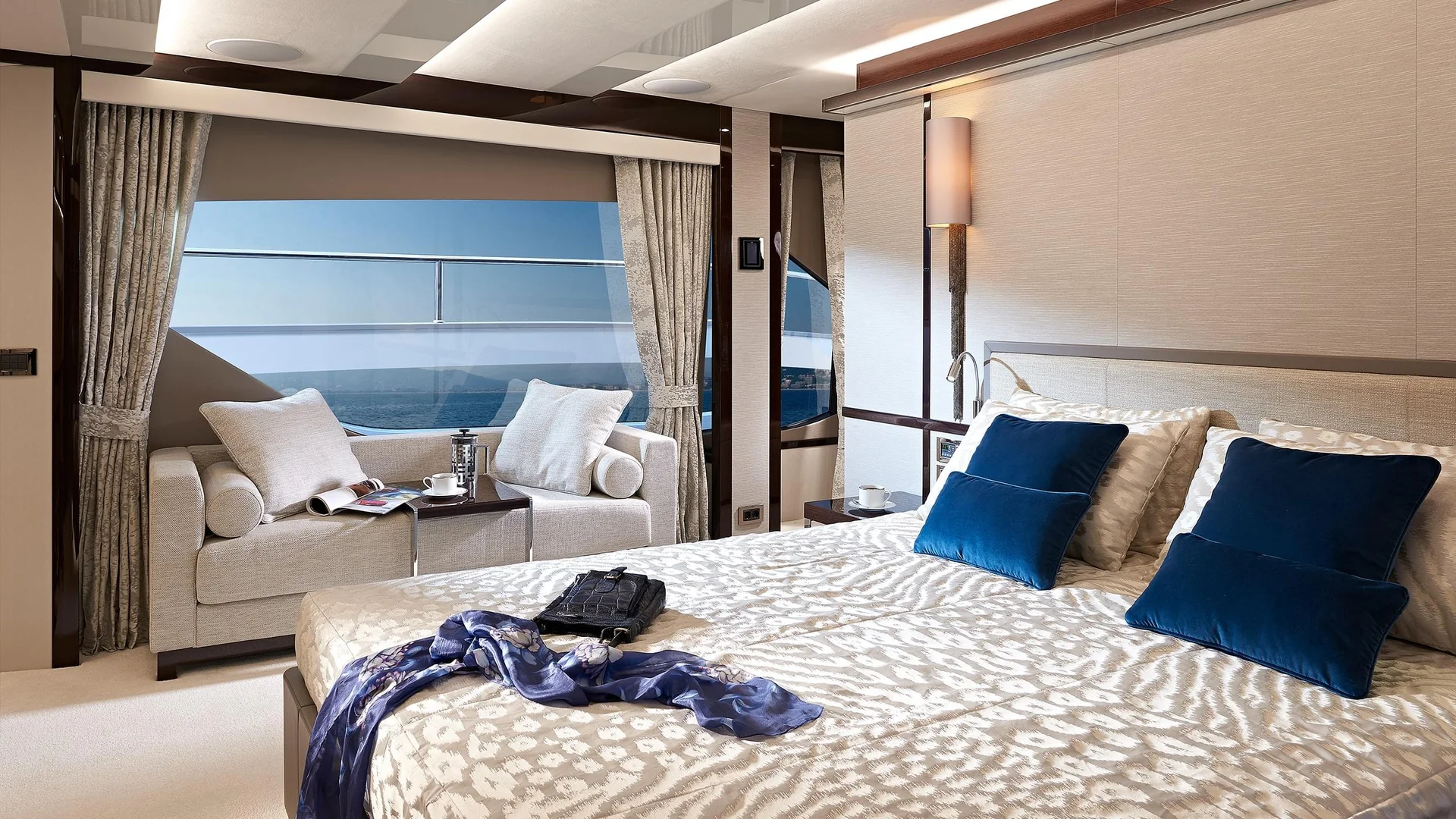 Sunseeker 95 Yacht, luxe slaapkamer met zeezicht