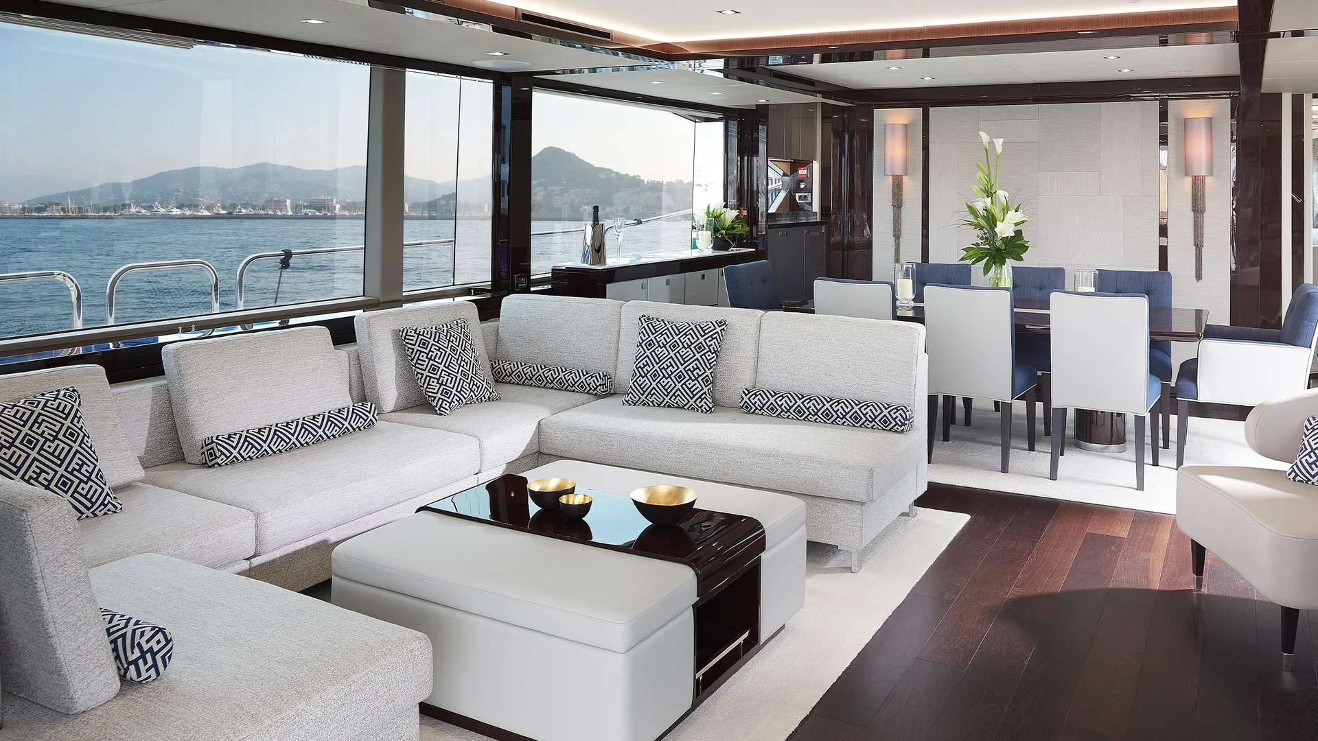 Sunseeker 95 Yacht, luxe zithoek met eettafel