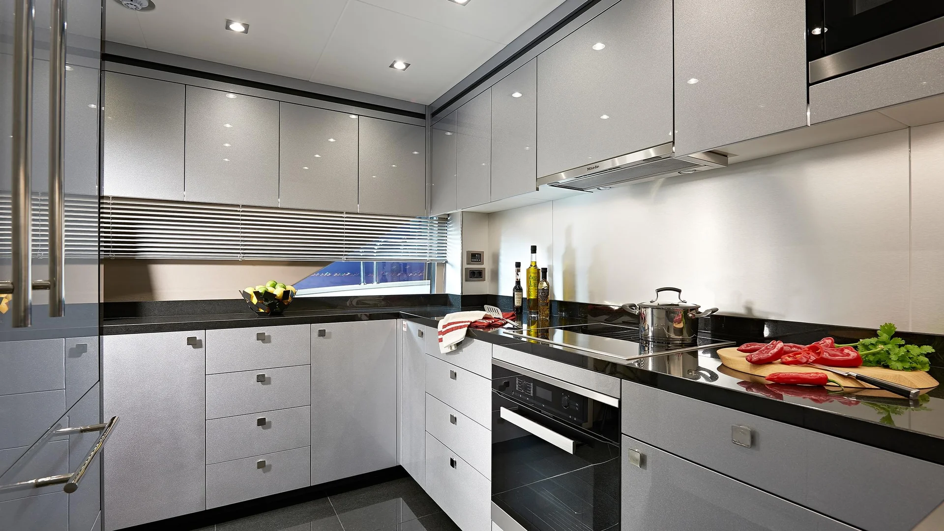 Sunseeker 95 Yacht, moderne keuken met kookgerei