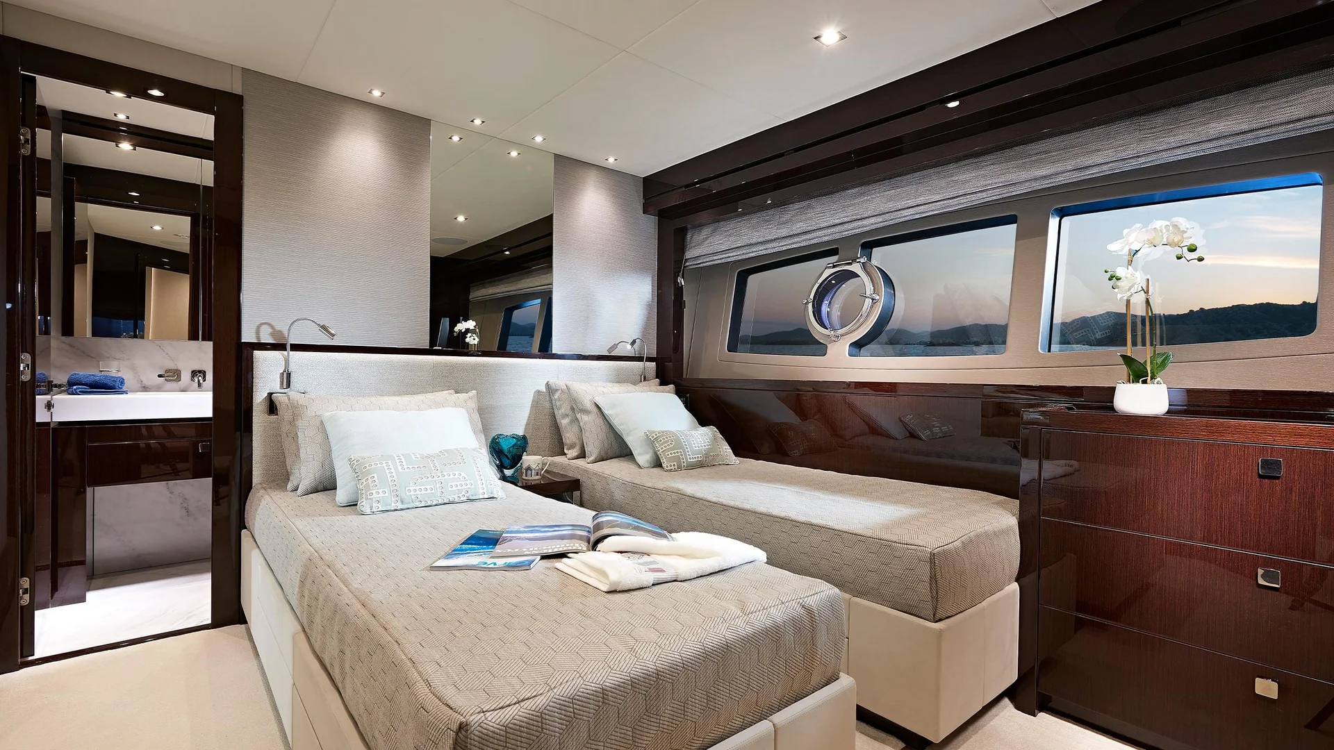 Sunseeker 95 Yacht, slaapkamer met twee bedden