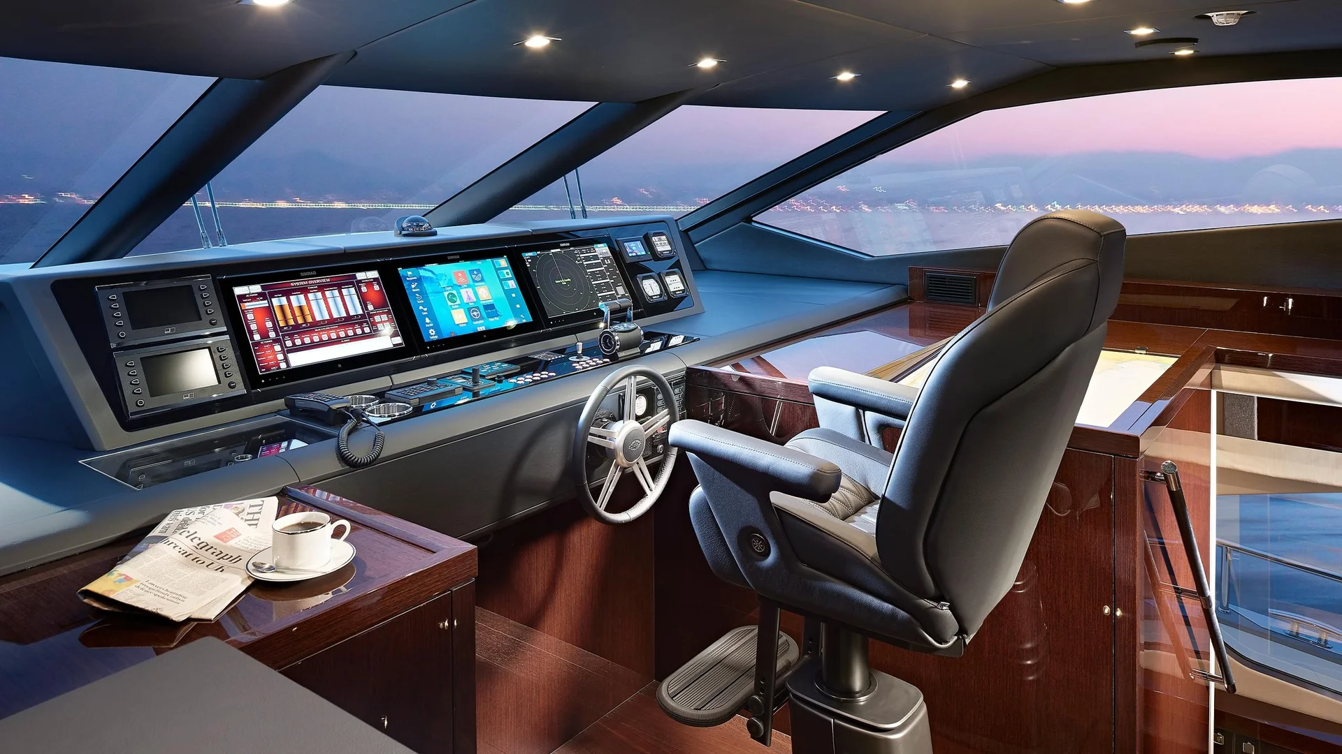 Sunseeker 95 Yacht, stuurstand met navigatieschermen en stoel