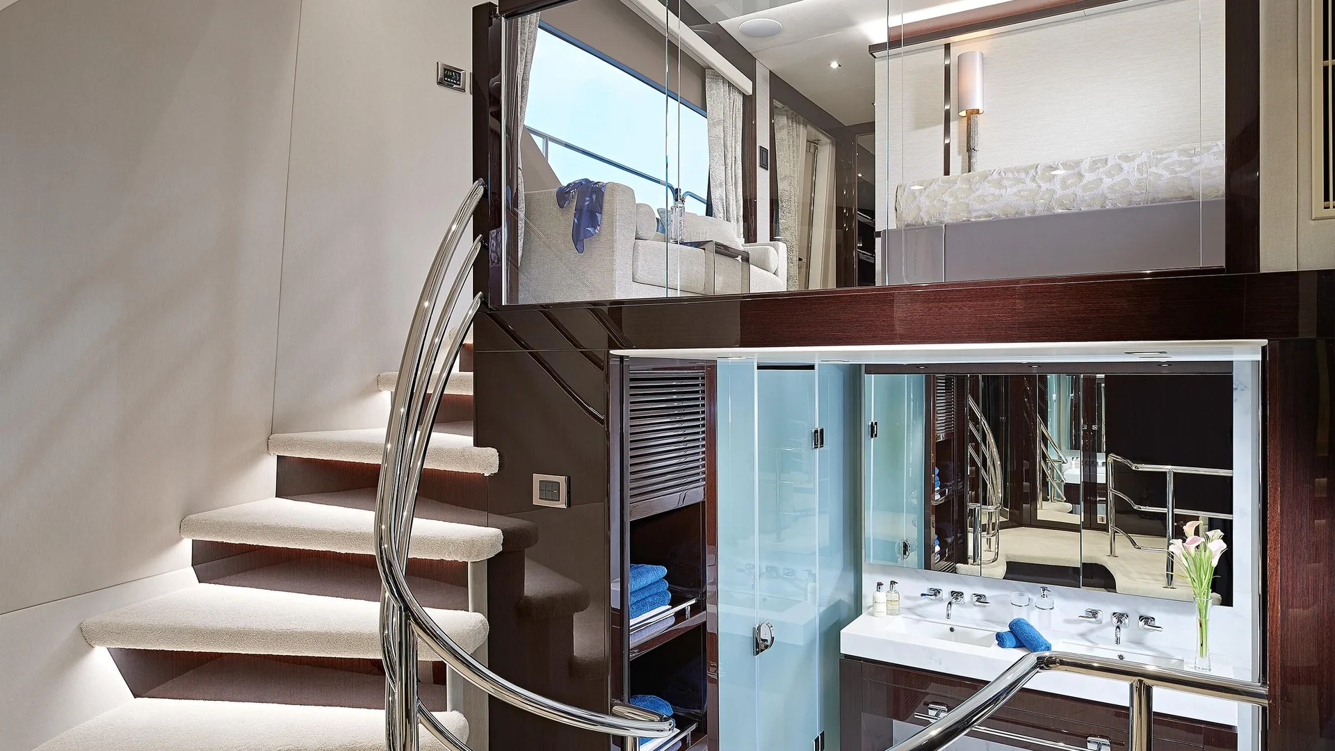 Sunseeker 95 Yacht, trap met badkamer beneden