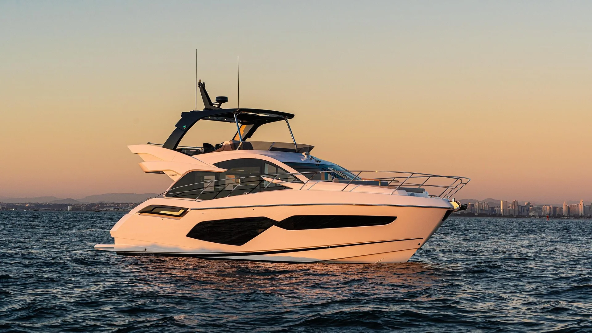 Sunseeker Manhattan 55, jacht op zee bij zonsondergang