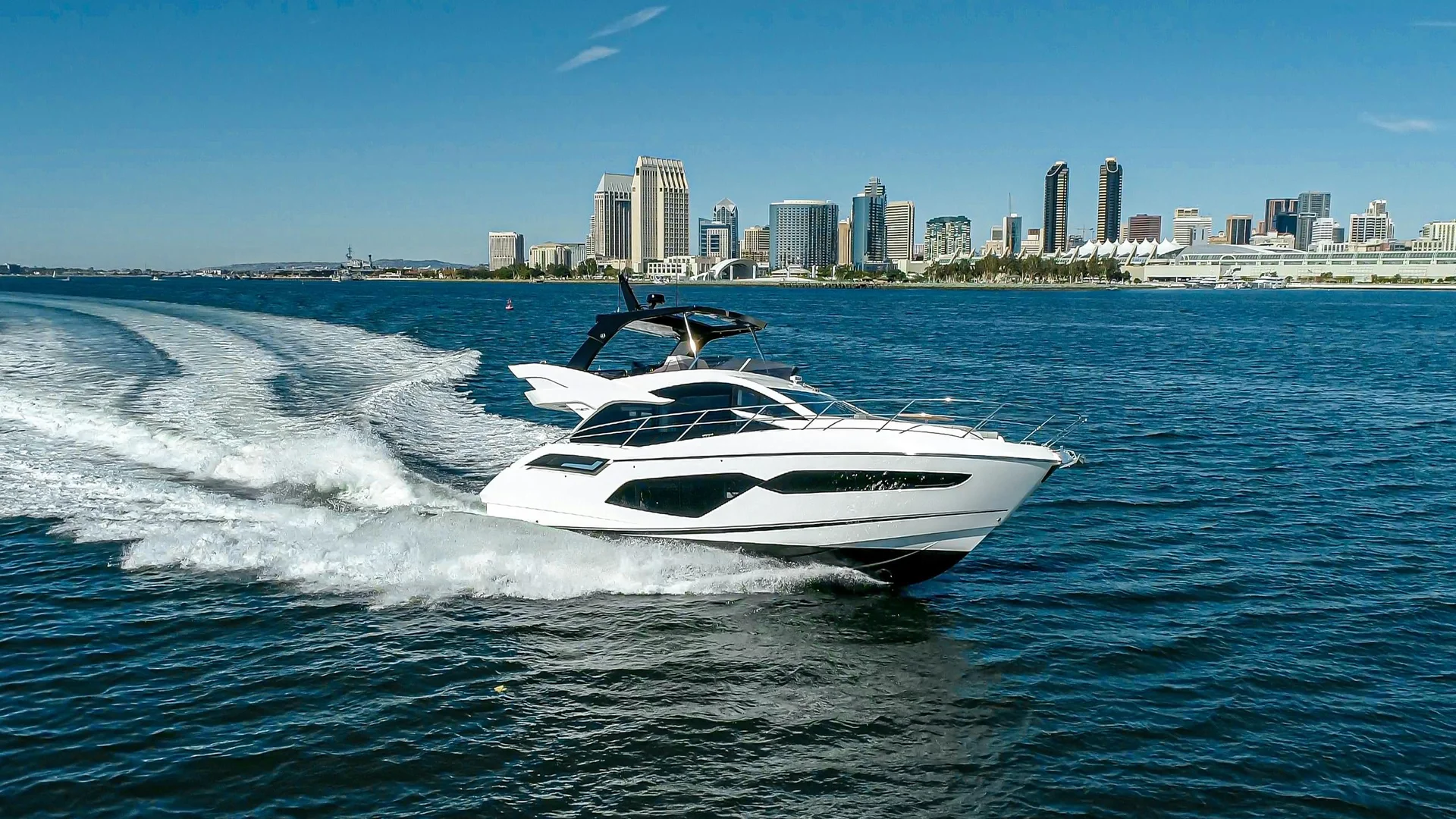Sunseeker Manhattan 55, jacht vaart voor stadsskyline
