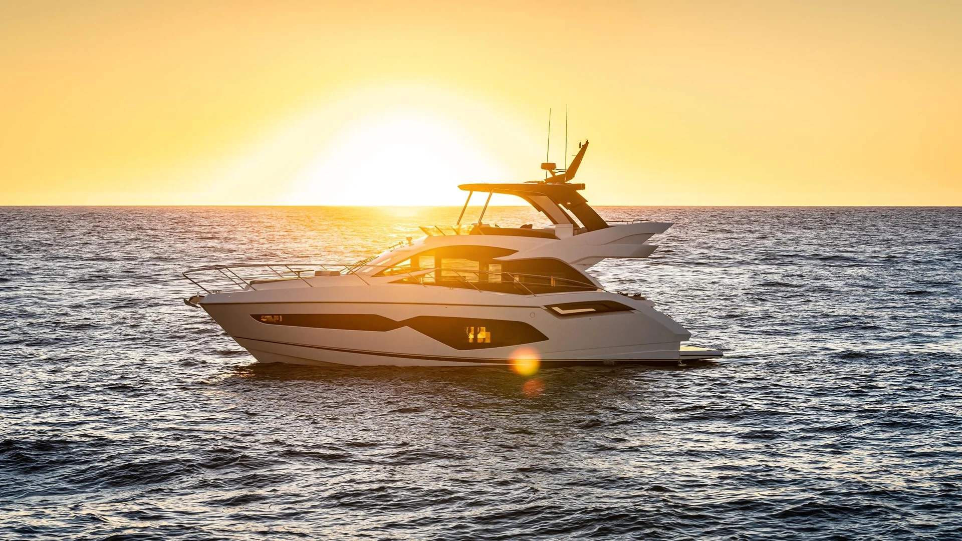 Sunseeker Manhattan 55, jacht varend bij zonsondergang
