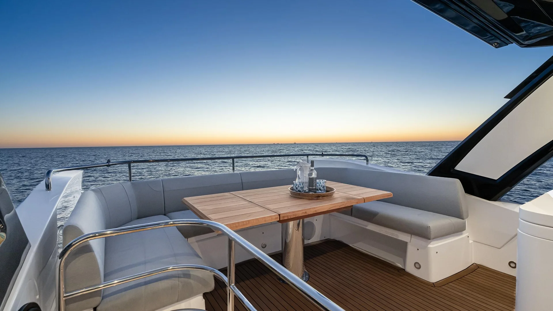 Sunseeker Manhattan 55, loungebank met tafel op achterdek