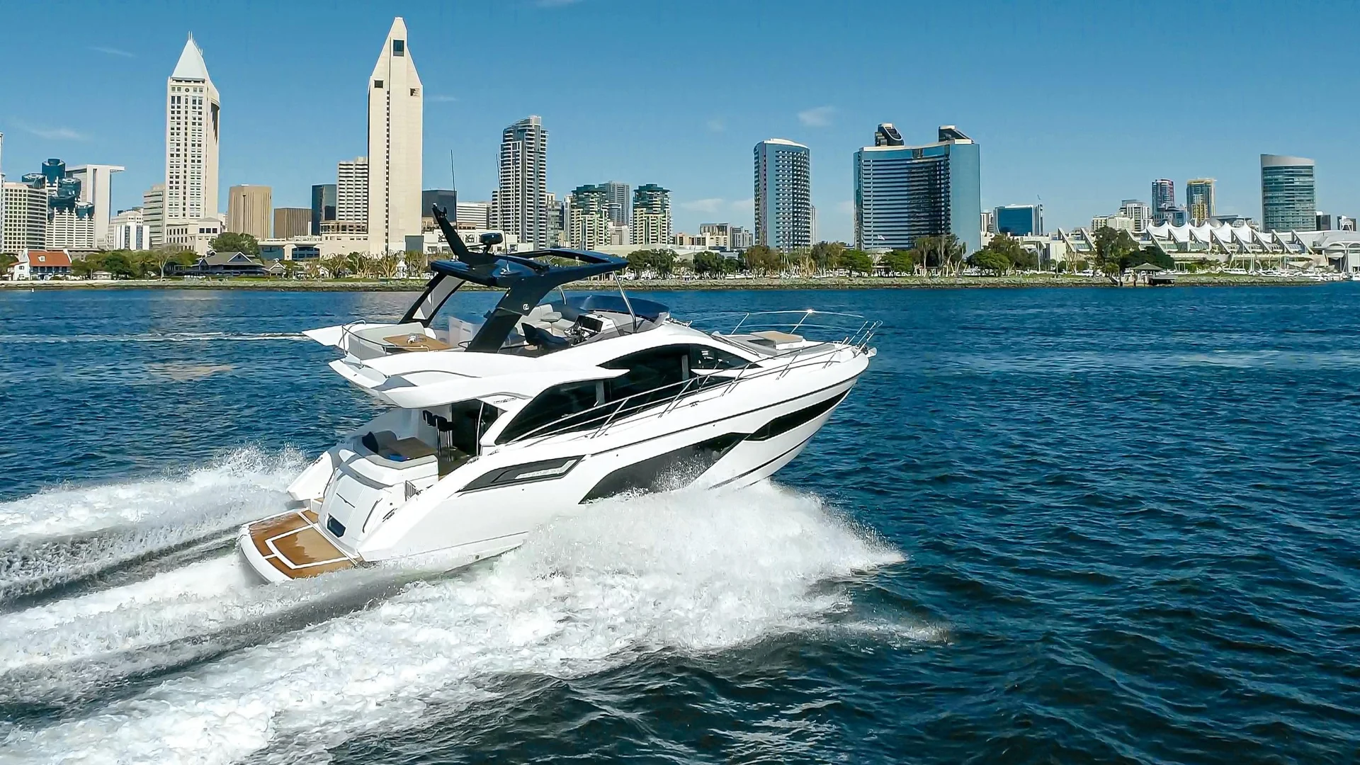 Sunseeker Manhattan 55, witte boot vaart in stad
