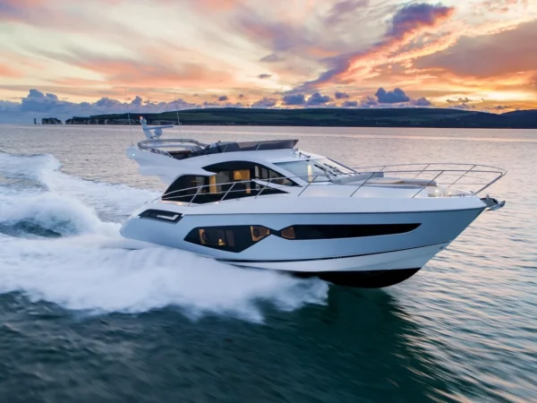 Sunseeker Manhattan 55, witte boot varend bij zonsondergang