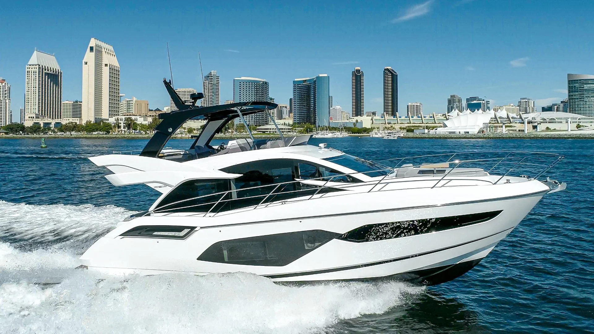 Sunseeker Manhattan 55, witte jacht vaart door water