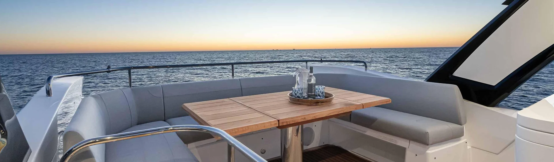 Sunseeker Manhattan 55, zitbank met tafel aan dek