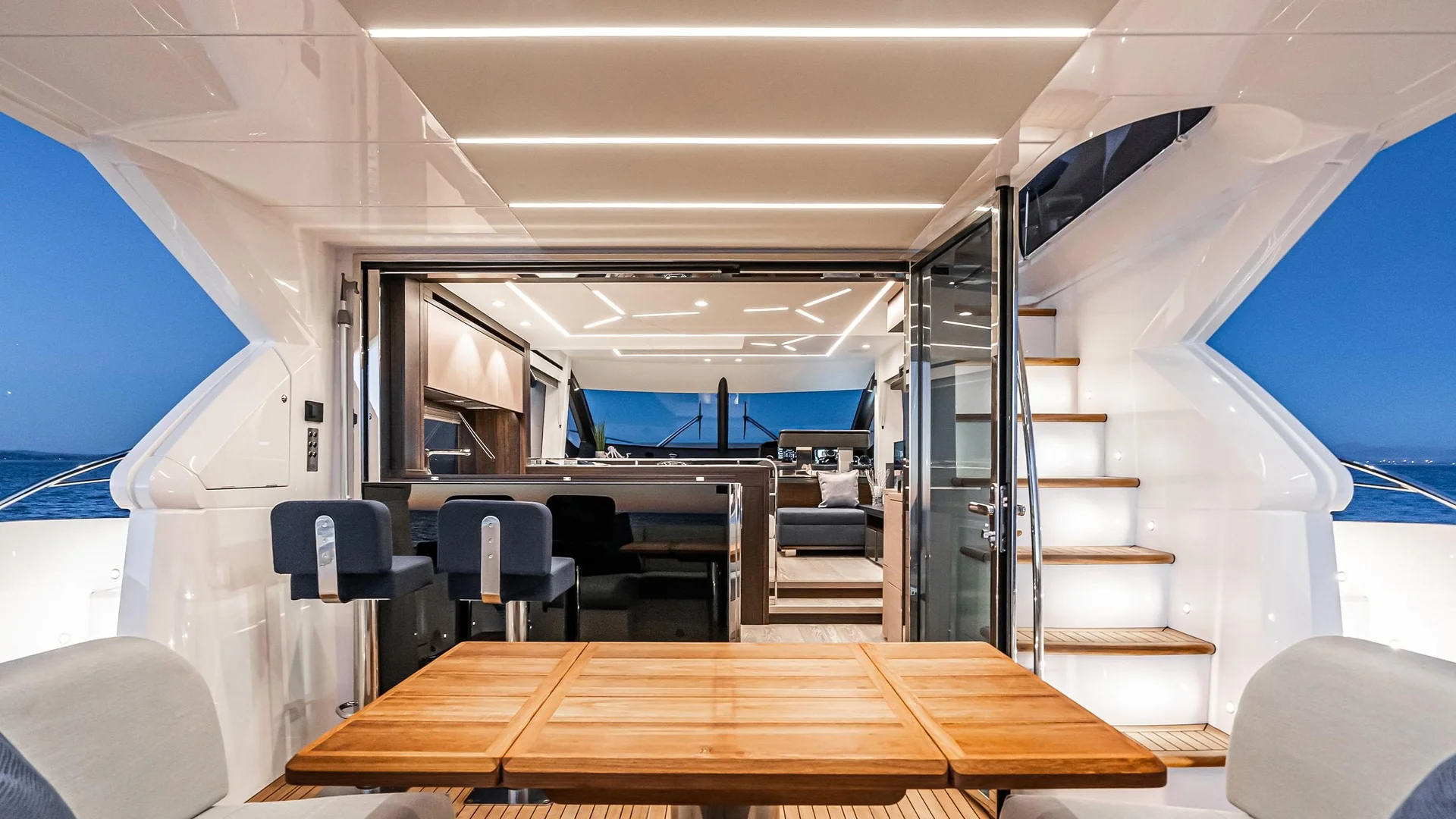 Sunseeker Manhattan 55, eettafel met trap en pantry