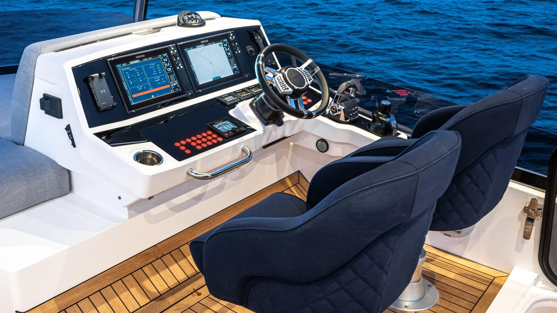 Sunseeker Manhattan 55, stuurstand met navigatieschermen en stoelen