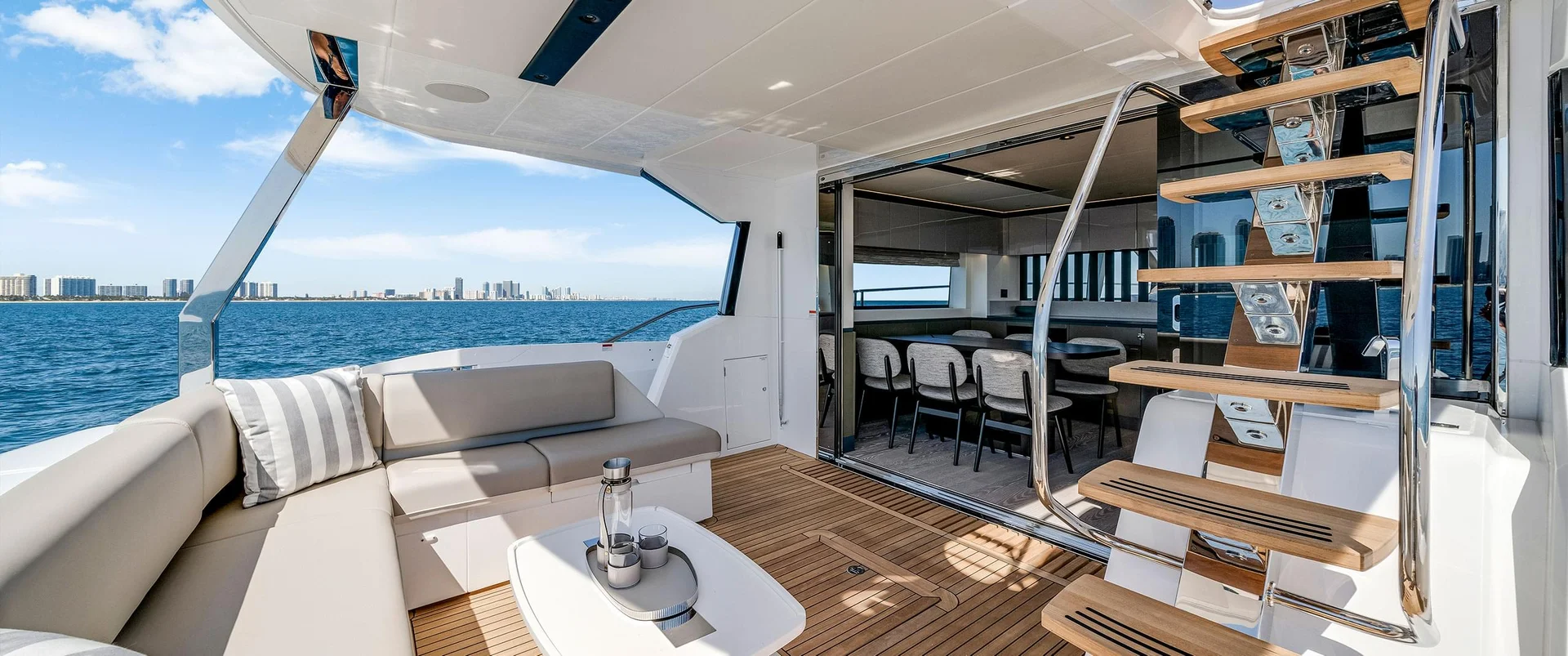 Sunseeker Manhattan 68, achterdek met loungebank en trap