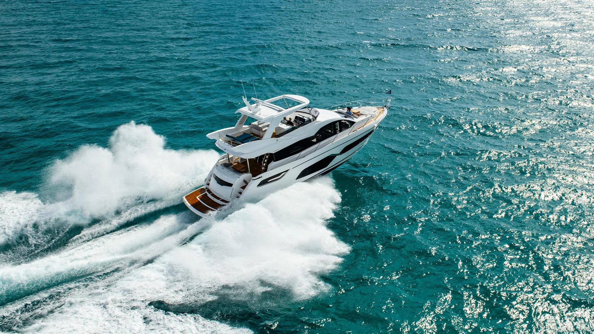 Sunseeker Manhattan 68, boot varend met golven