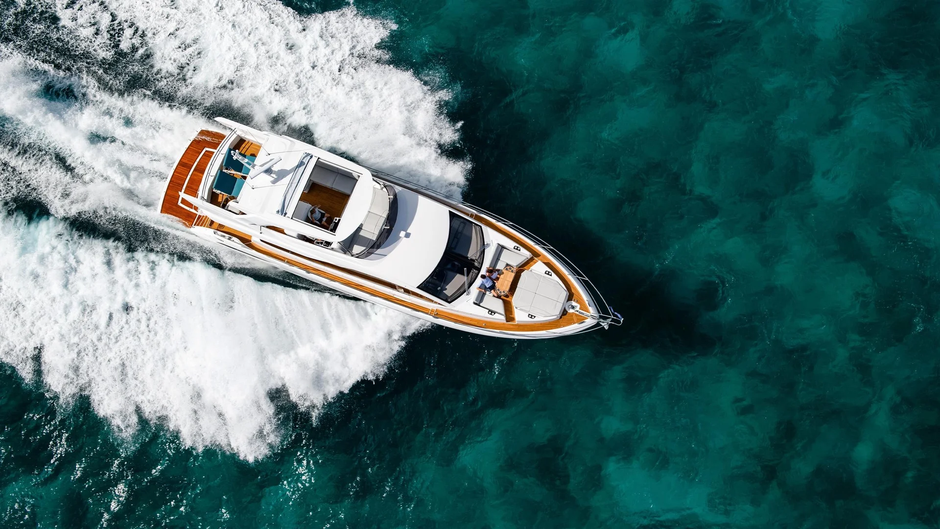 Sunseeker Manhattan 68, boot varend op zee vanuit vogelperspectief