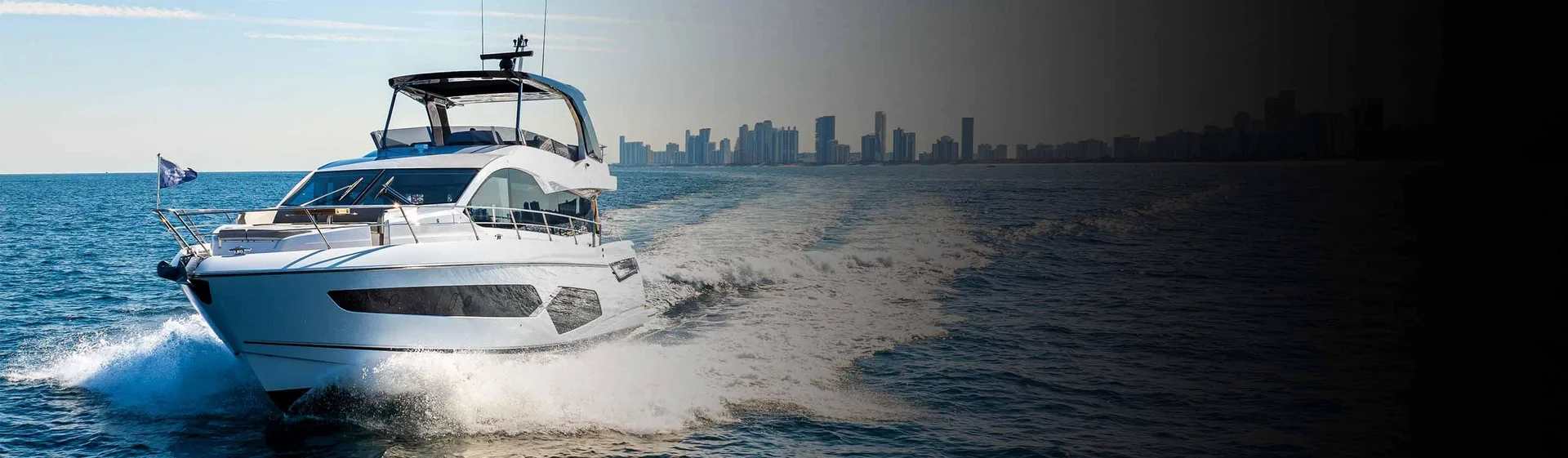 Sunseeker Manhattan 68, boot varend voor skyline