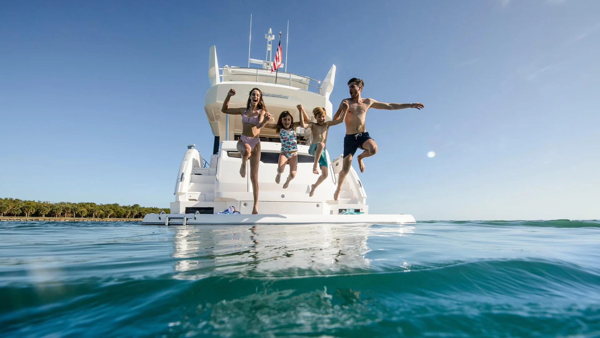 Sunseeker Manhattan 68, familie springt van jacht
