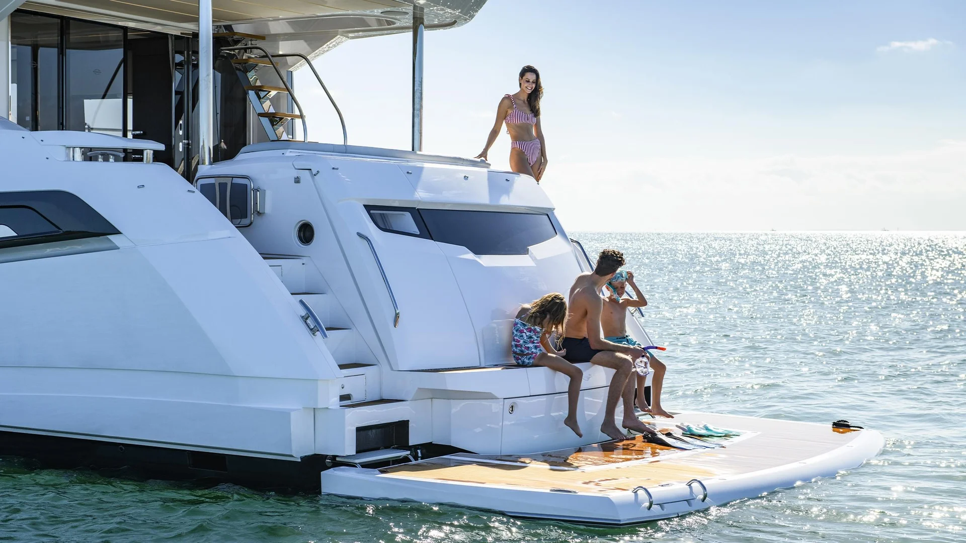 Sunseeker Manhattan 68, gezin ontspant op zwemplatform