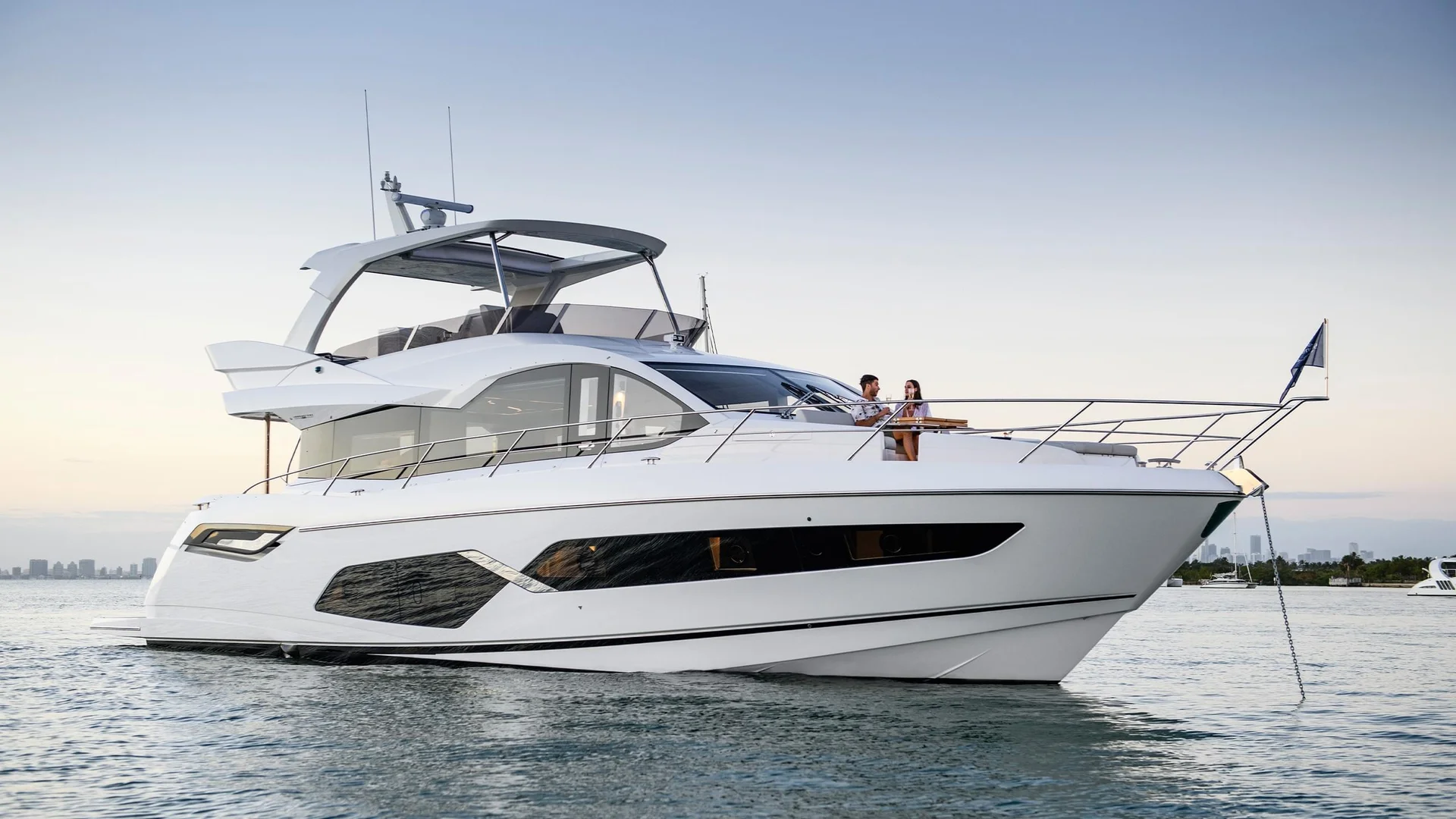 Sunseeker Manhattan 68, jacht afgemeerd op water