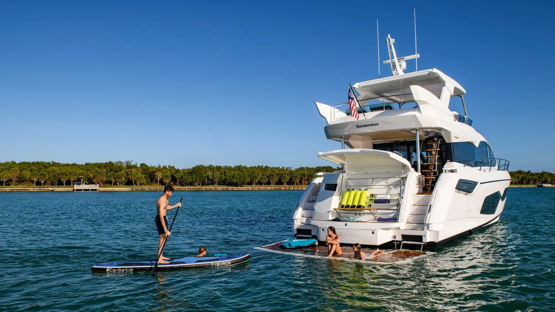 Sunseeker Manhattan 68, jacht met zwemmers en peddelboard