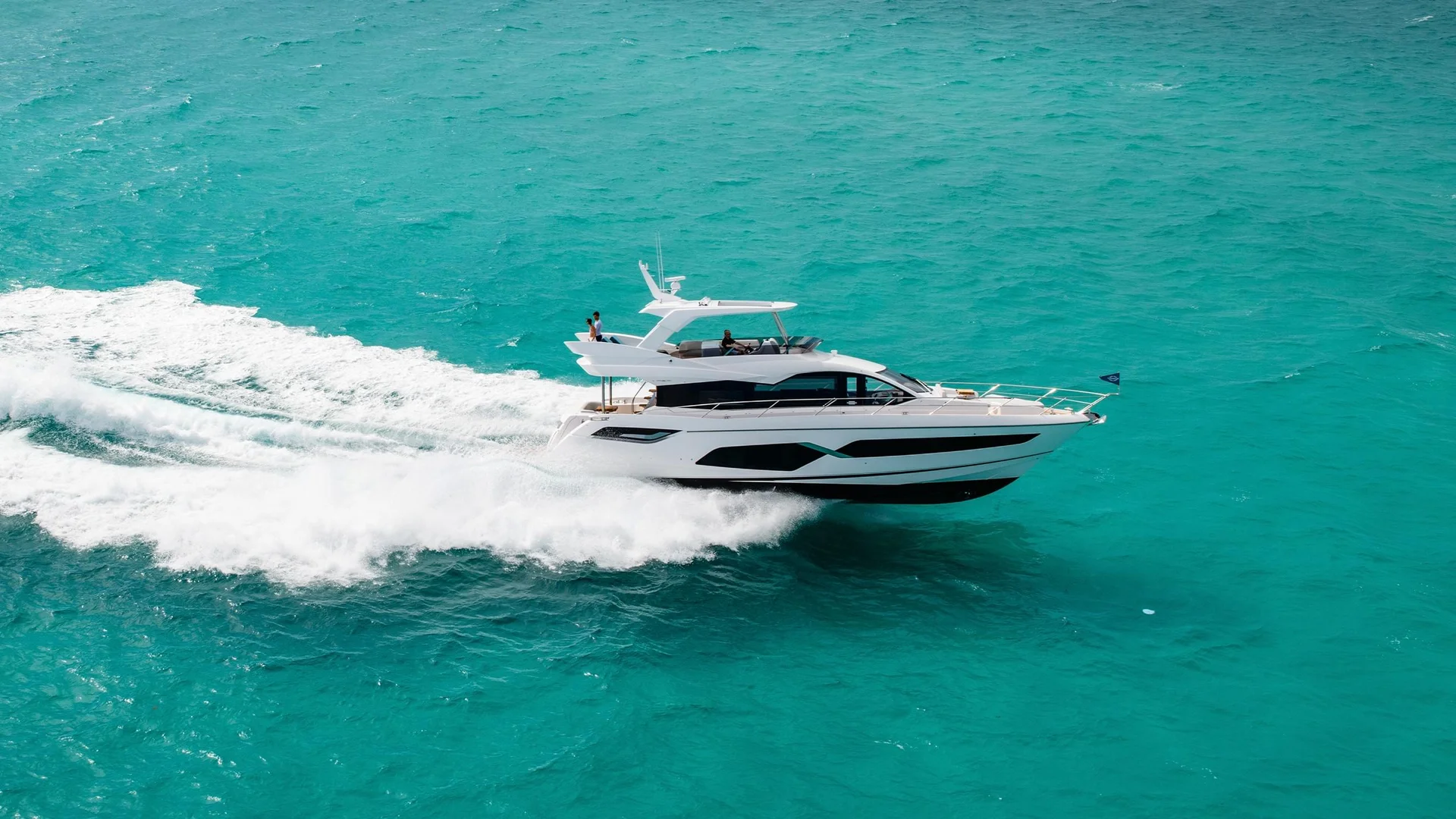 Sunseeker Manhattan 68, jacht vaart snel over zee