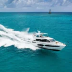 Sunseeker Manhattan 68, jacht varend op zee