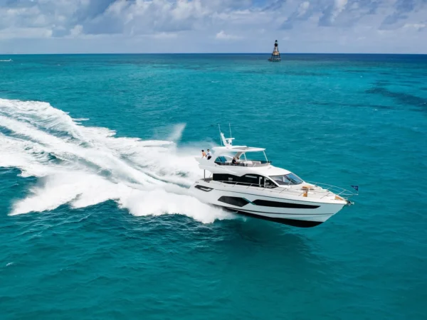 Sunseeker Manhattan 68, jacht varend op zee