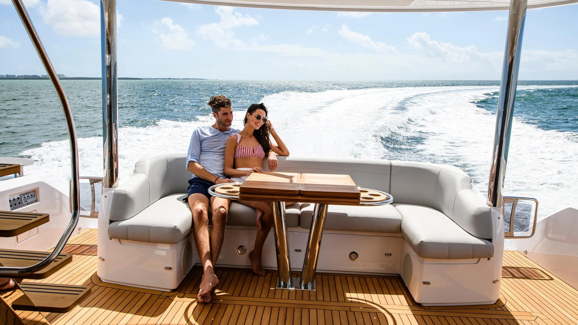 Sunseeker Manhattan 68, stel zittend op achterdek