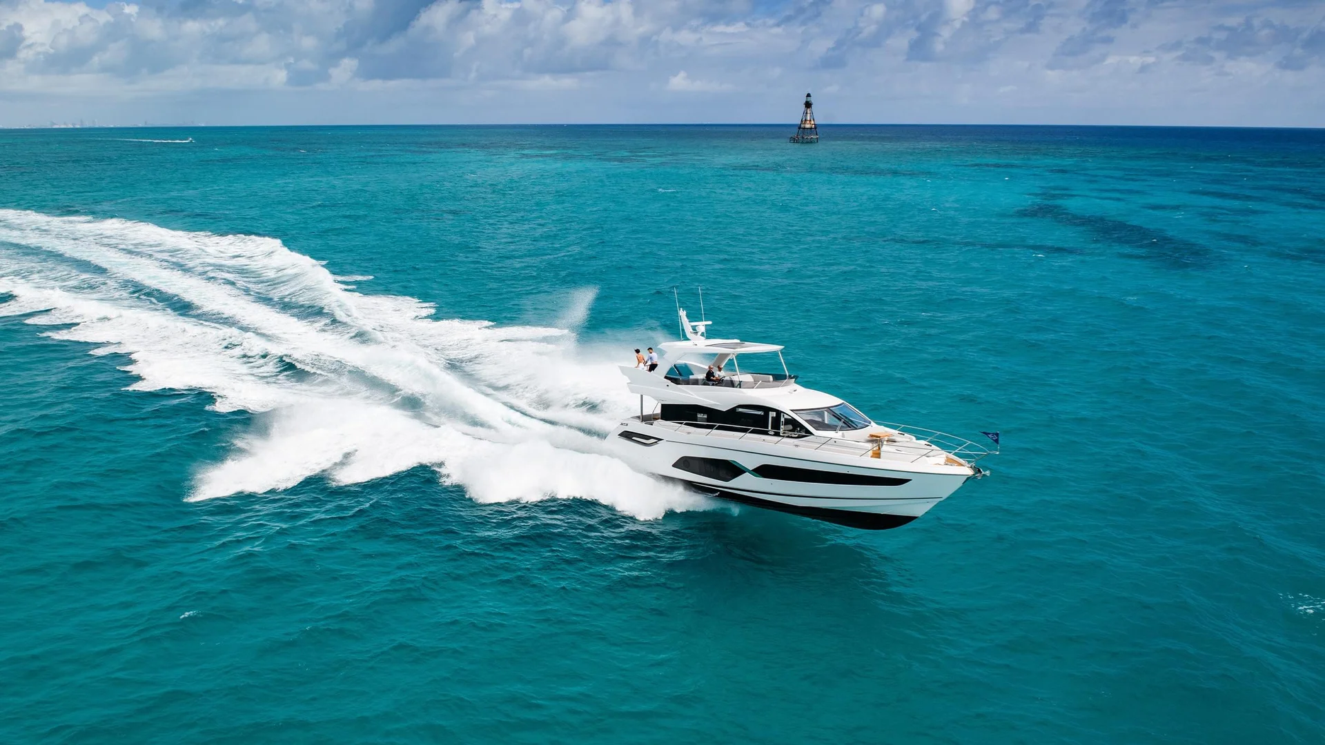 Sunseeker Manhattan 68, witte boot varend op zee