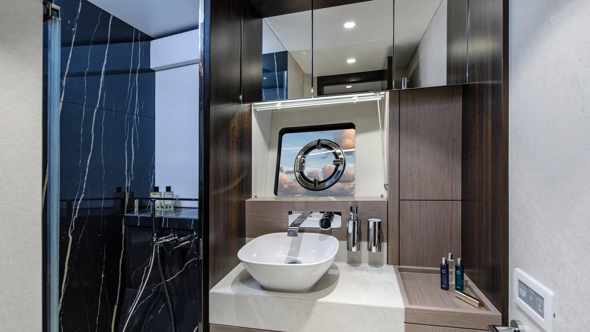 Sunseeker Manhattan 68, badkamer met wastafel en douche