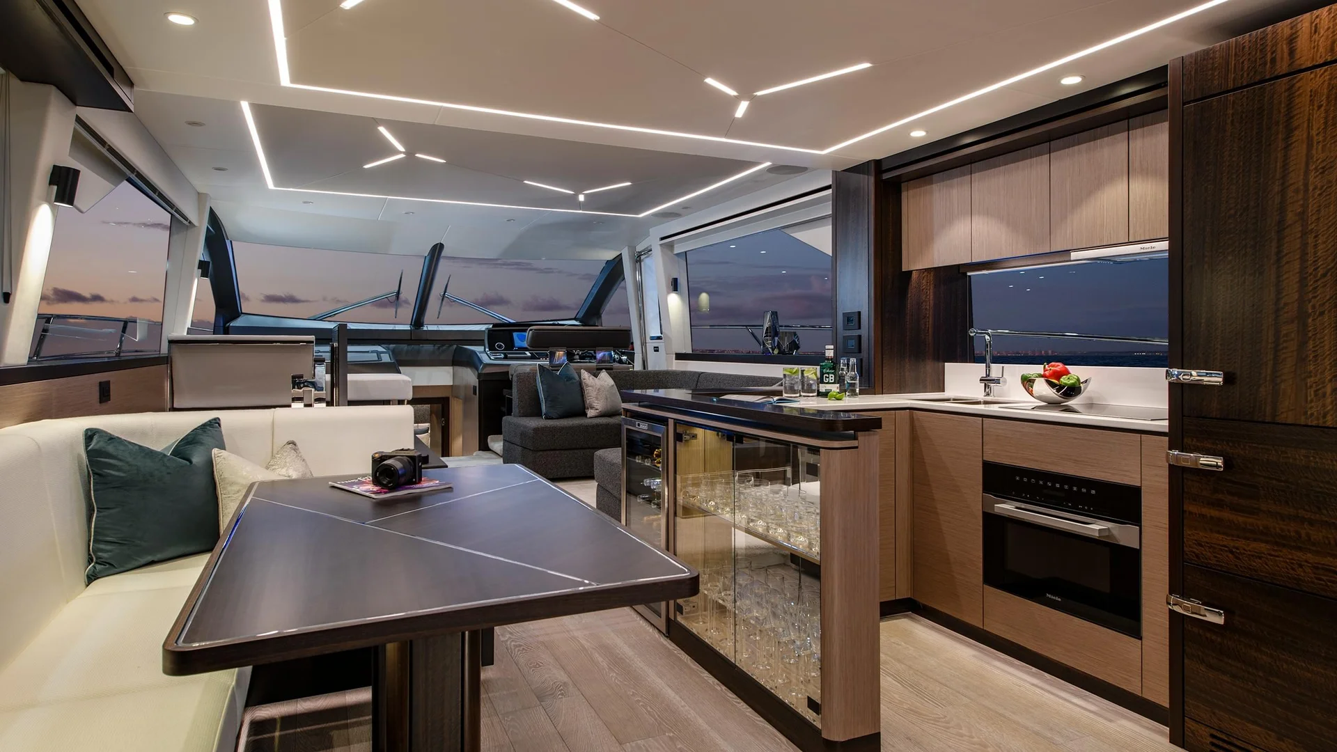 Sunseeker Manhattan 68, keuken en zithoek jacht