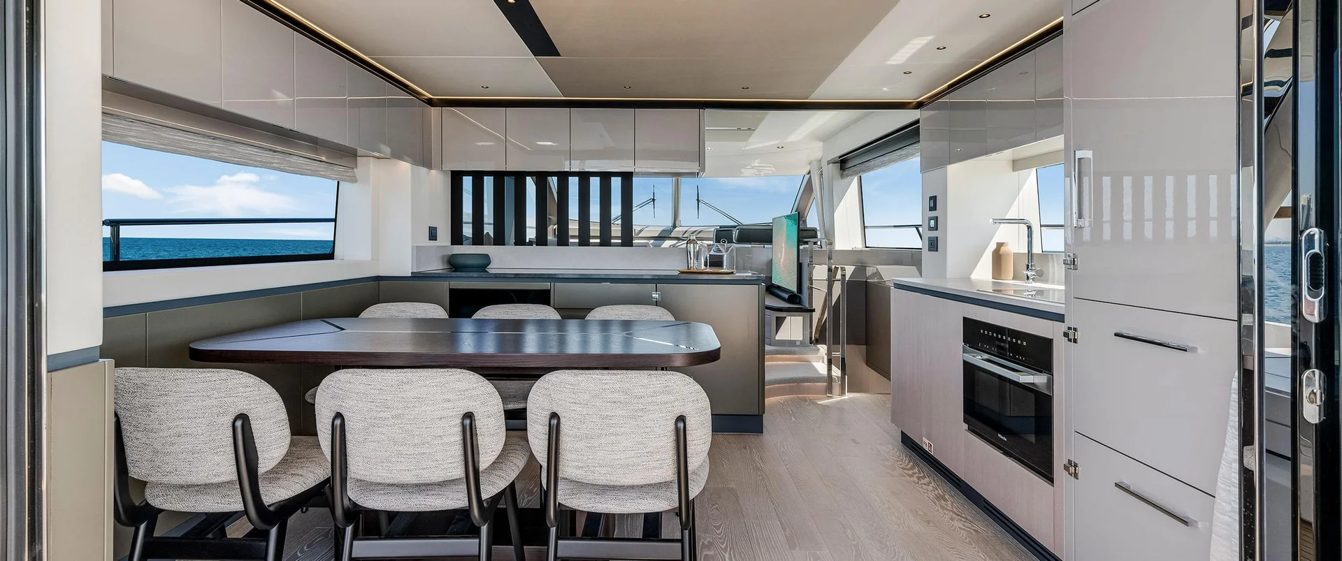 Sunseeker Manhattan 68, keuken met eettafel en stoelen