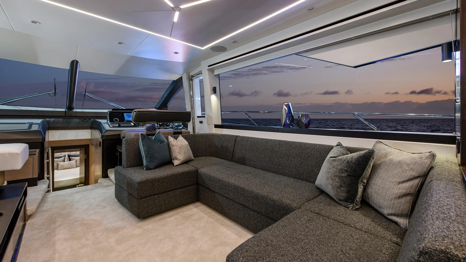 Sunseeker Manhattan 68, lounge met zithoek en zeezicht