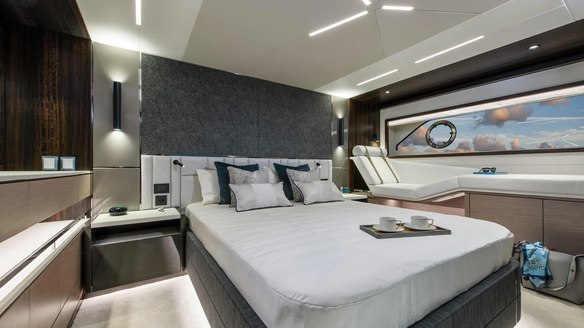 Sunseeker Manhattan 68, luxe slaapkamer met bed aan boord