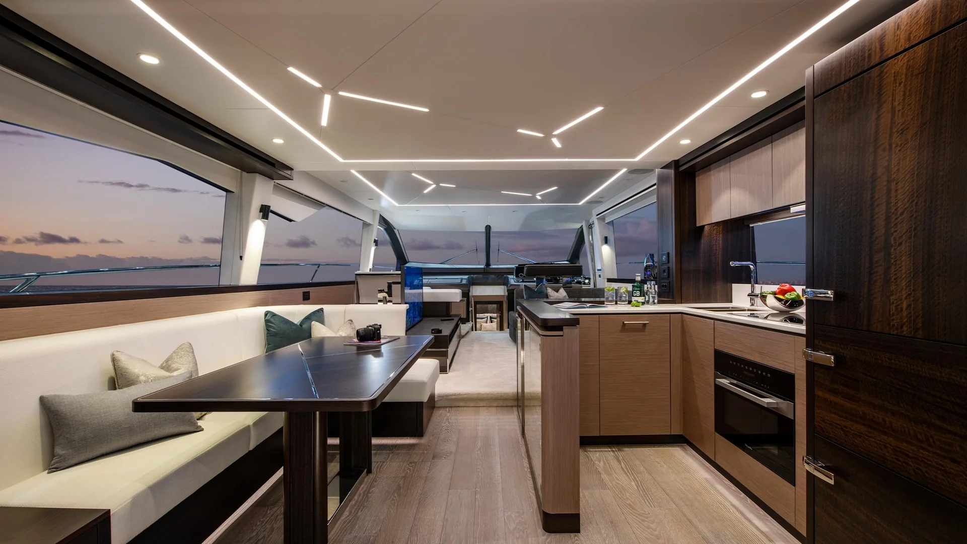 Sunseeker Manhattan 68, salon met keuken en eettafel
