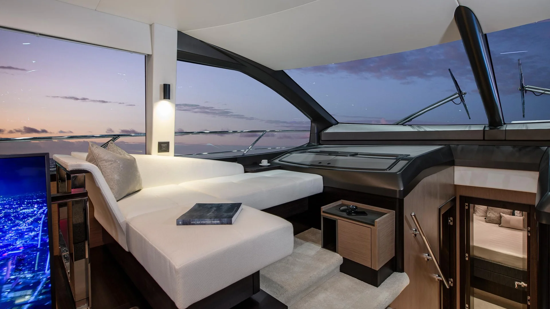 Sunseeker Manhattan 68, salon met zitbank en uitzicht