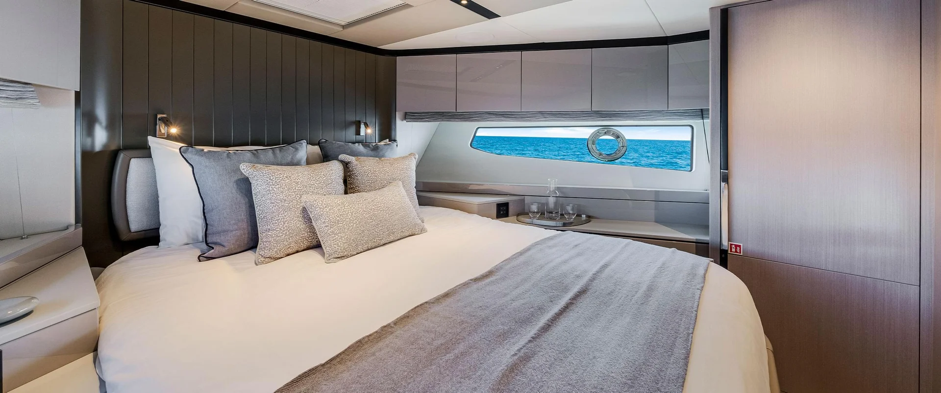 Sunseeker Manhattan 68, slaapkamer met bed en patrijspoort