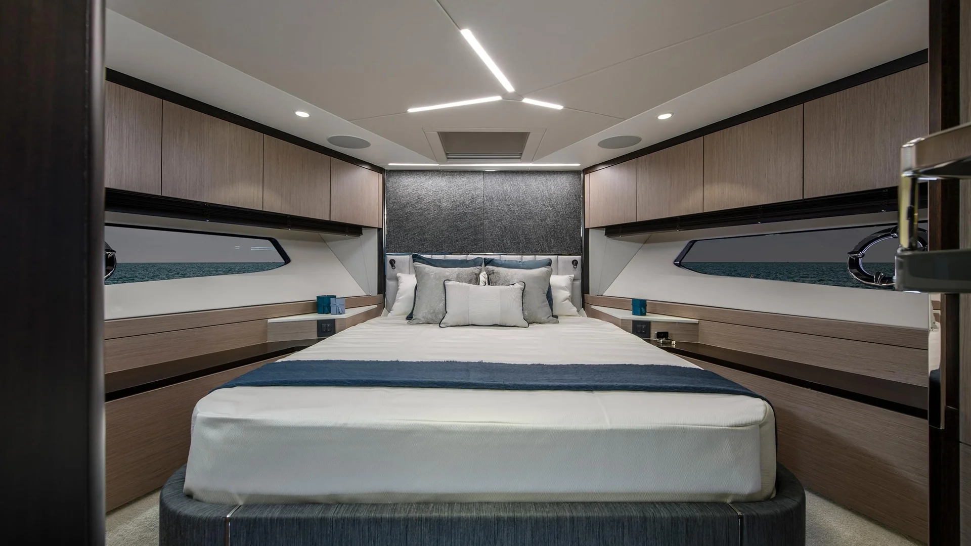 Sunseeker Manhattan 68, slaapkamer met bed en ramen